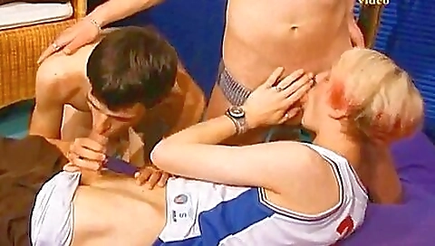 Threesome with a blonde and two guys deepthroating