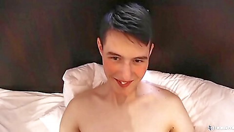 Amateur brunette gets her pussy fucked in a facial